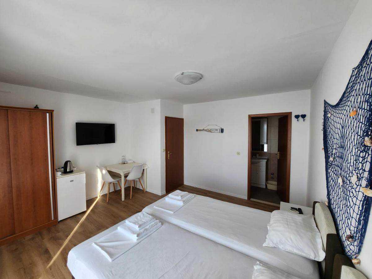 Apartmani Neva Supetar Ngoại thất bức ảnh